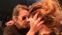 Virginia, la esposa de El Indio Solari, con una fan.&nbsp;