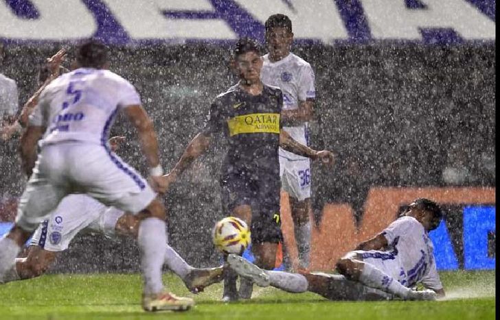En medio del diluvio, Jorman Campuzano trata de salir del asedio rival.
