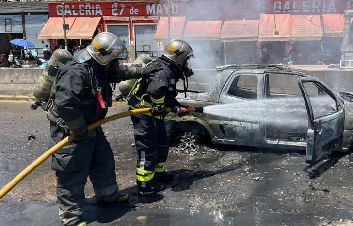 El auto quedó destruido por las llamas.