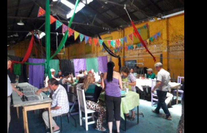 el comedor a pleno en Yrigoyen 6944/46, Banfield.