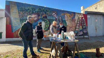 Artistas restauran los murales en calles de Banfield.