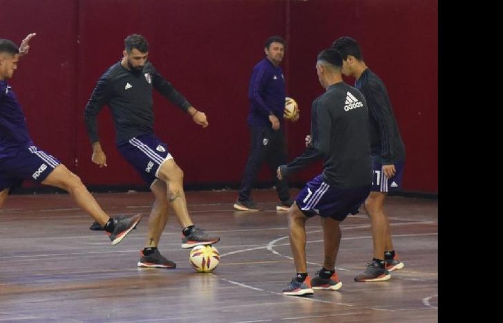 Con muchos titulares, River va por la victoria.