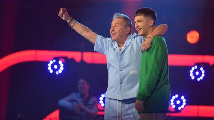 Alejo junto a Montaner. El cantautor lo señaló como el ganador del certamen.