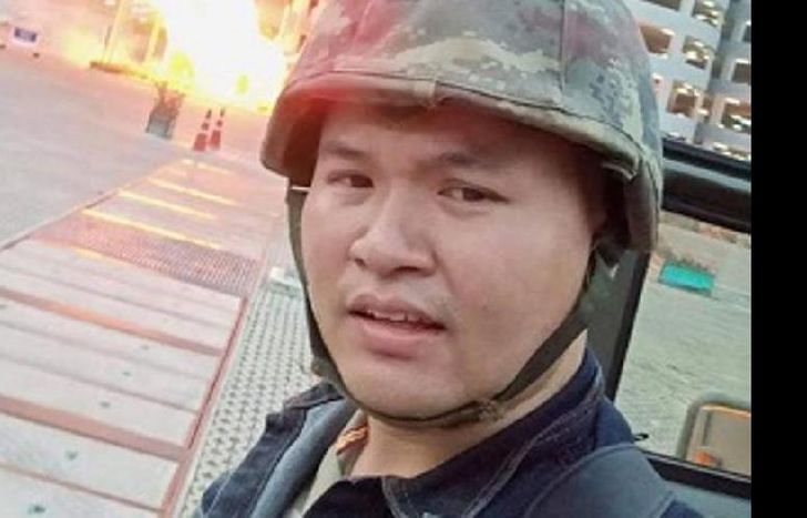 Tras la matanza, el soldado se sacó una foto y la subió a Facebook.