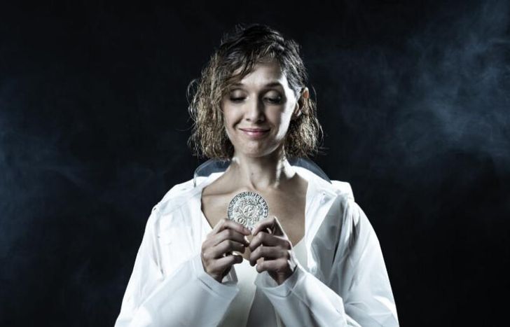 Alberto Lecchi dirige Ana por la ventana.