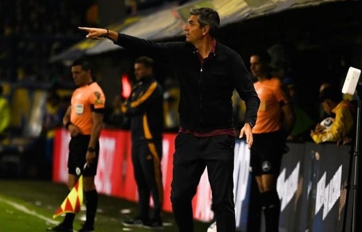 Pellegrino no pudo contra Boca en La Bombonera y es el blanco de todas las críticas de los hinchas granates.