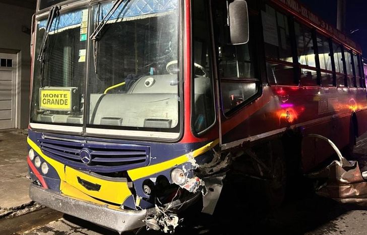 Así quedó el colectivo tras el choque.