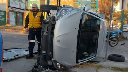 un auto perdio el control y volco en temperley: un herido
