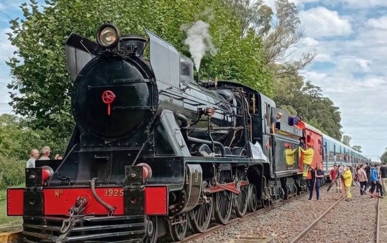 El paso de la locomotora despert&oacute; la atenci&oacute;n de vecinos que se acercaron a estaciones.