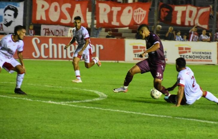 Monserrat corta el avance rival.