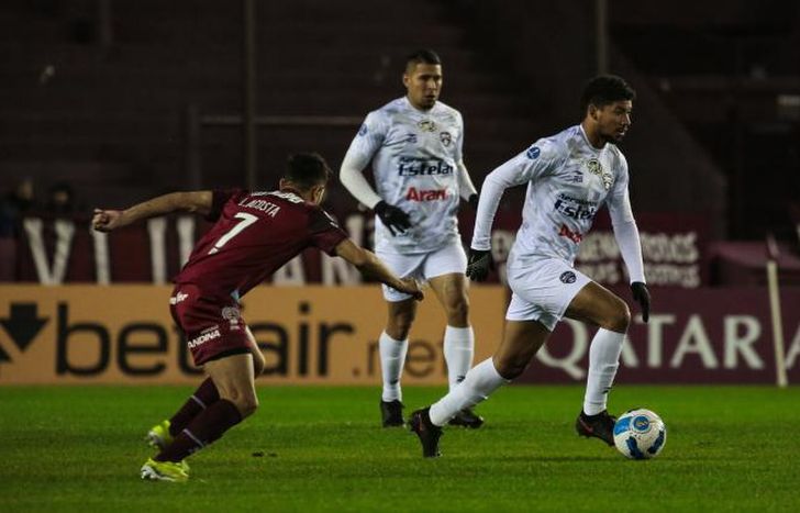 Acosta busca cortar una salida visitante.