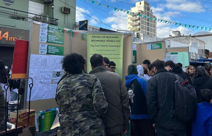 Muchos vecinos recorren los stands sobre la calle Maipú.