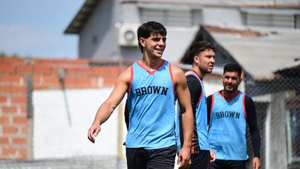 Brown de Adrogué asumirá su primer ensayo.