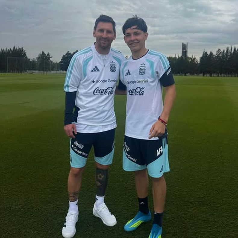 Para toda la vida: Piñero junto a Messi.