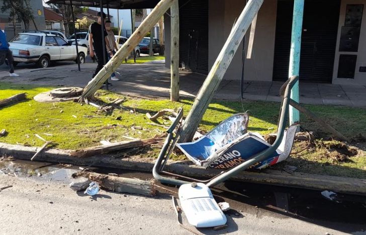 El auto chocó con tres postes de luz.
