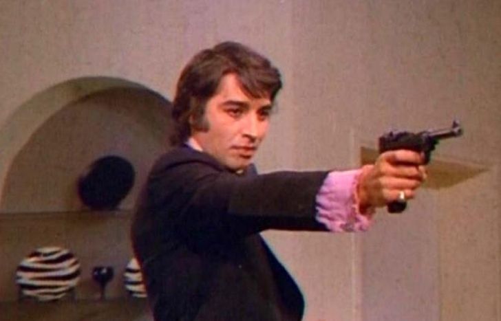 Sandro, arma en mano.