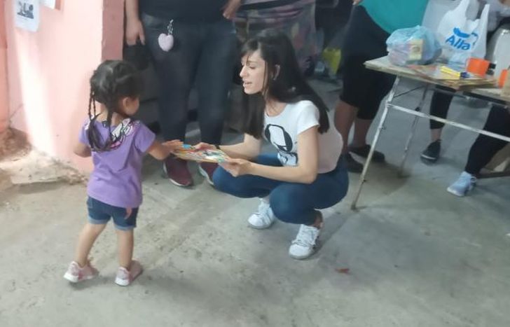 Claudia en plena visita en Fiorito.