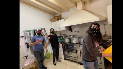 Son un grupo de siete amigos que se encargan de cocinar para poder ayudar en este contexto de pandemia.