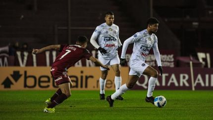 Acosta busca cortar una salida visitante. Acosta busca cortar una salida visitante.