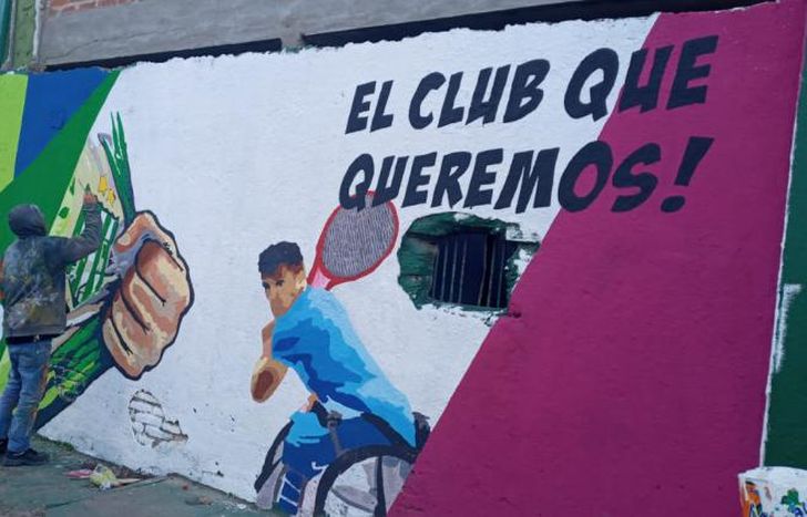 Lo están pintando en las paredes de la cancha.