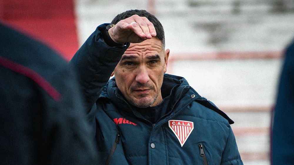 Leonardo Lemos deberá modificar la defensa.