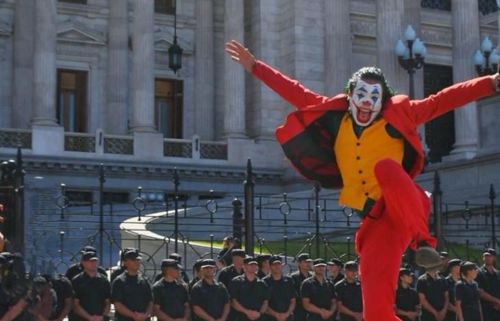 El Joker hizo de las suyas en el manifestación y dejó una perlita para las redes.