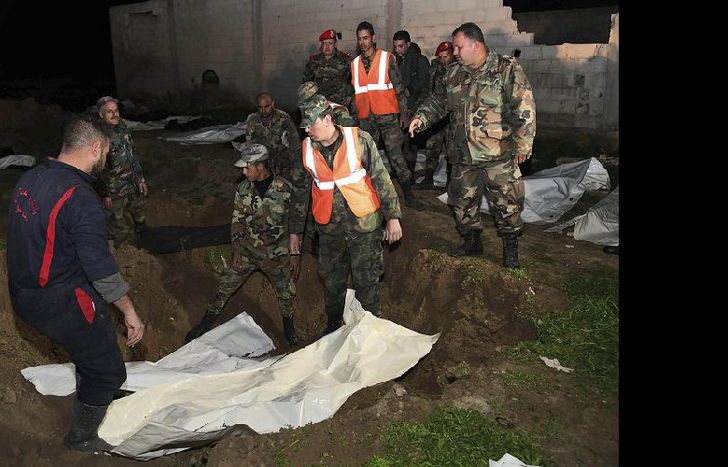 La fosa común se encuentra localizada en las granjas de Al Eib, al sureste de la ciudad de Duma