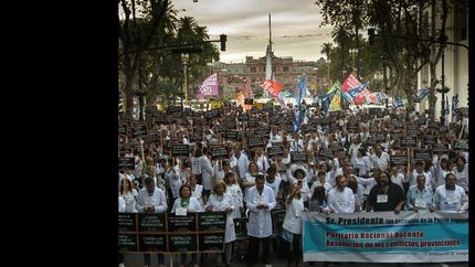con una sentada y clases publicas, los docentes volvieron a reclamarle a macri
