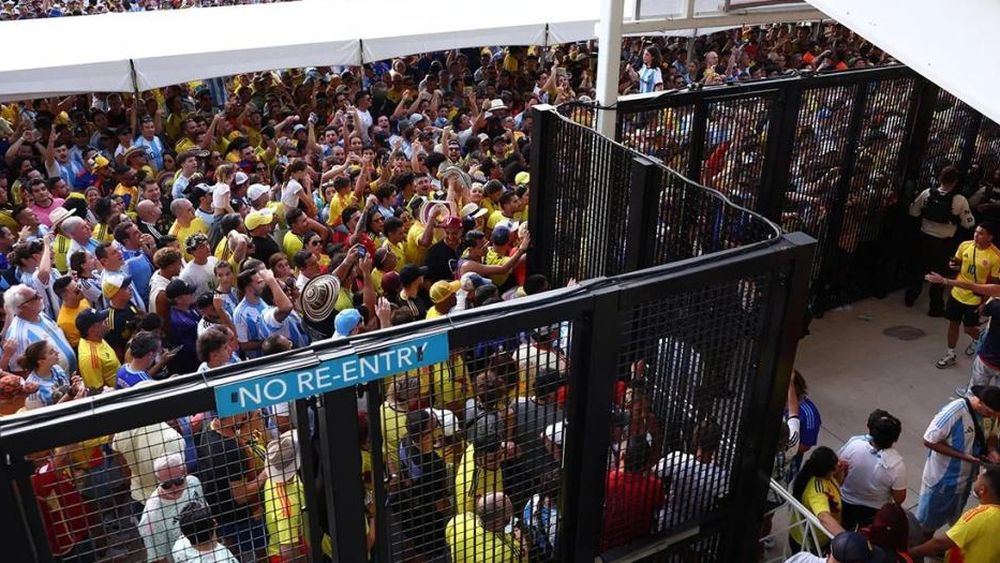 Hinchas abarrotados en el ingreso.