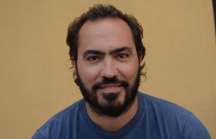 Presenta su primer libro.