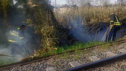 El incendio ocurrió al lado de las vías del tren.