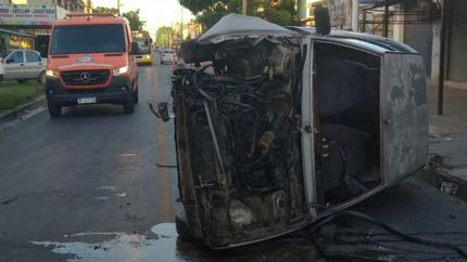 El auto quedó volcado sobre la calle. Intervino Defensa Civil de Lomas.
