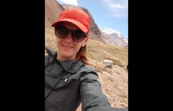 Es docente y tiene 36 años.