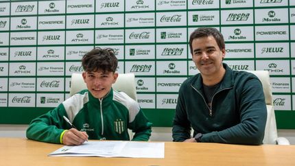 Piñero firmó su primer contrato en Banfield.