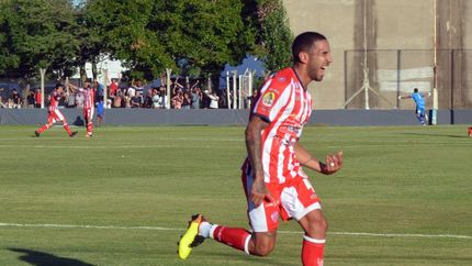 Alejandro Benítez le dio el triunfo a Talleres ante Argentino de Quilmes. Alejandro Benítez le dio el triunfo a Talleres ante Argentino de Quilmes.