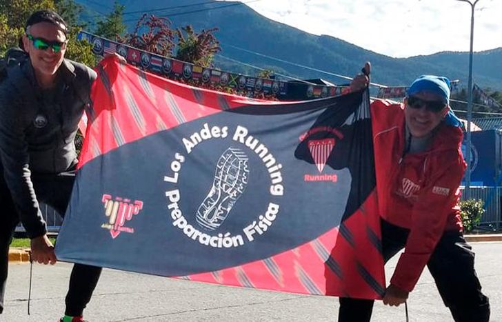 La bandera Milrayitas, presente en Villa La Angostura.