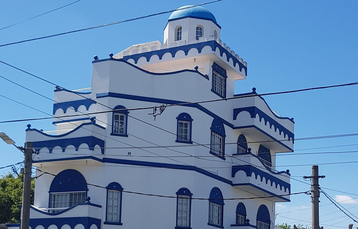 El edificio en Lomas de Zamora que expresa una identidad de otro rincón del mundo.