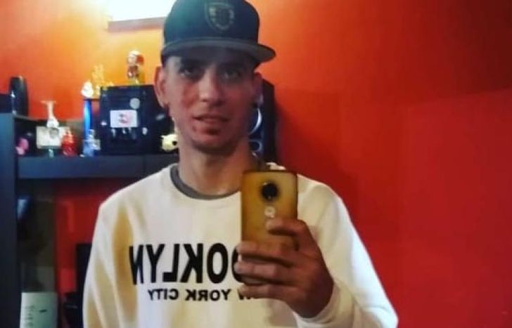 La víctima murió por una herida de bala en el abdomen.