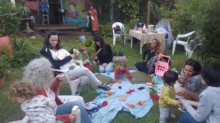 Madres e hijos comparten un mismo espacio en Temperley.