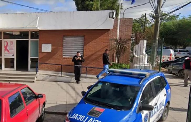 La víctima falleció en el Hospital Alende, en Ingeniero Budge.