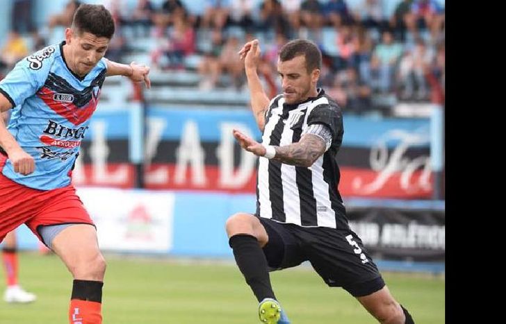 Nicolas Benegas, por el gol y su entrega, fue la figura del triunfo de Brown de Adrogué.