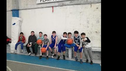 los chicos, felices con sus nuevas pelotas de basquet.