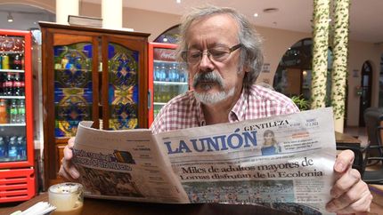 Eduardo Vázquez en plena lectura. Hace años fue el protagonista de una nota.