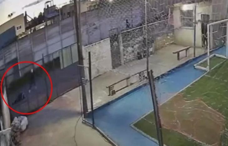 El hecho ocurrió detrás de una cancha de fútbol.
