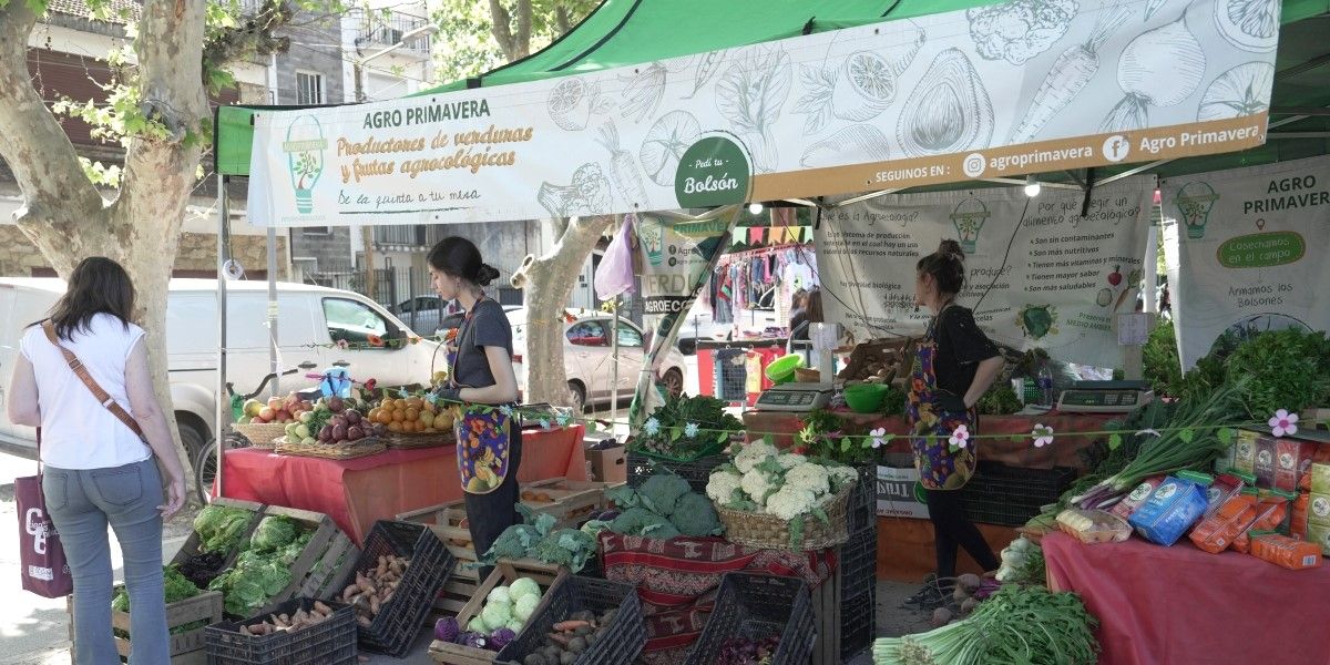 Productores locales autogestivos atienden a los vecinos en Banfield.