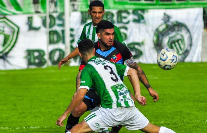 Matías Sproat hace pasar de largo a Sebastián Aquino.