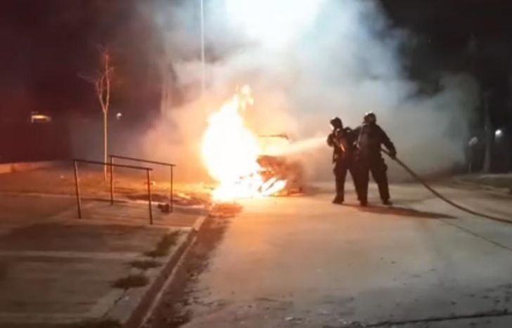 El auto apareció prendido fuego el jueves por la noche.