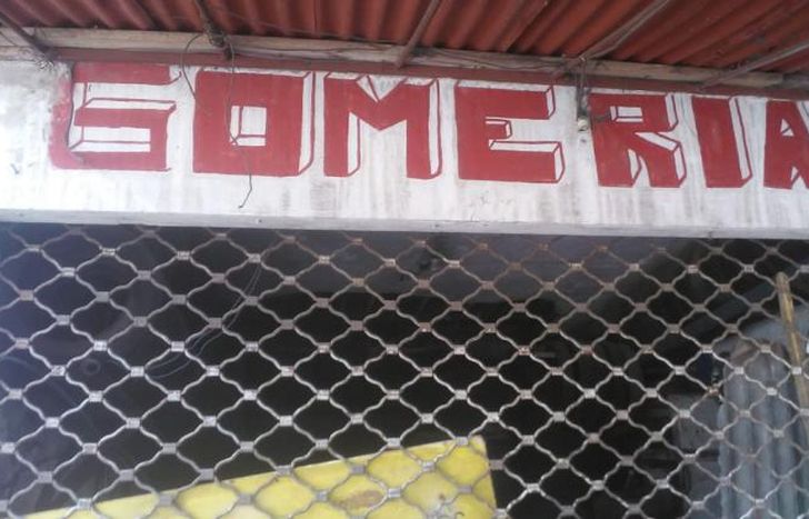 Gomería ubicada en el cruce de la calle Piaggio con Laprida.