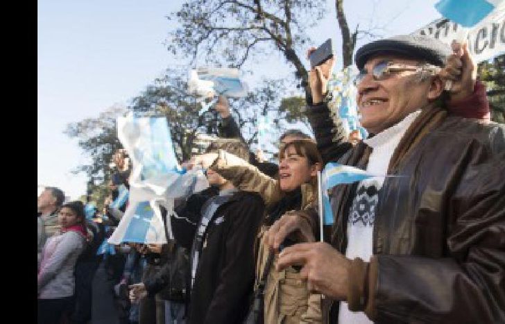 Una multitud disfrutó del desfile y fue protagonista de los festejos del Bicentenario