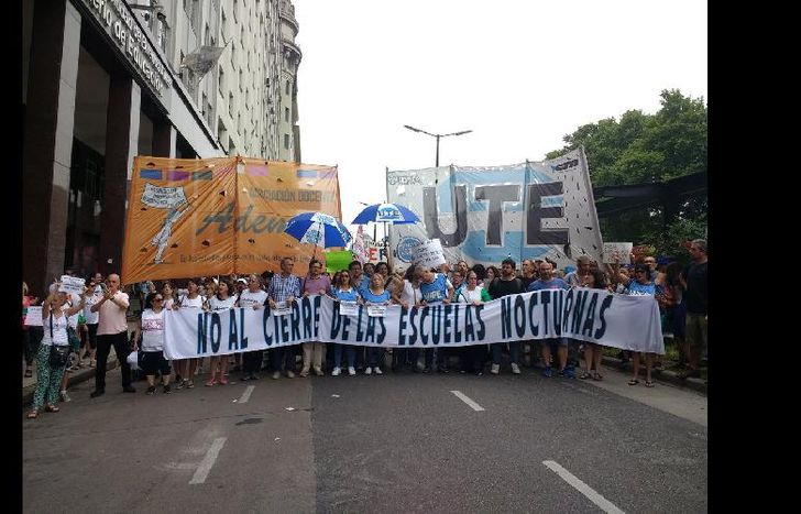 Fuerte reclamo en las calles por los chicos que se quedarán sin escuela nocturna.